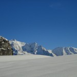 Le Mont-Blanc et les Dômes de Miage pointent à l’horizon